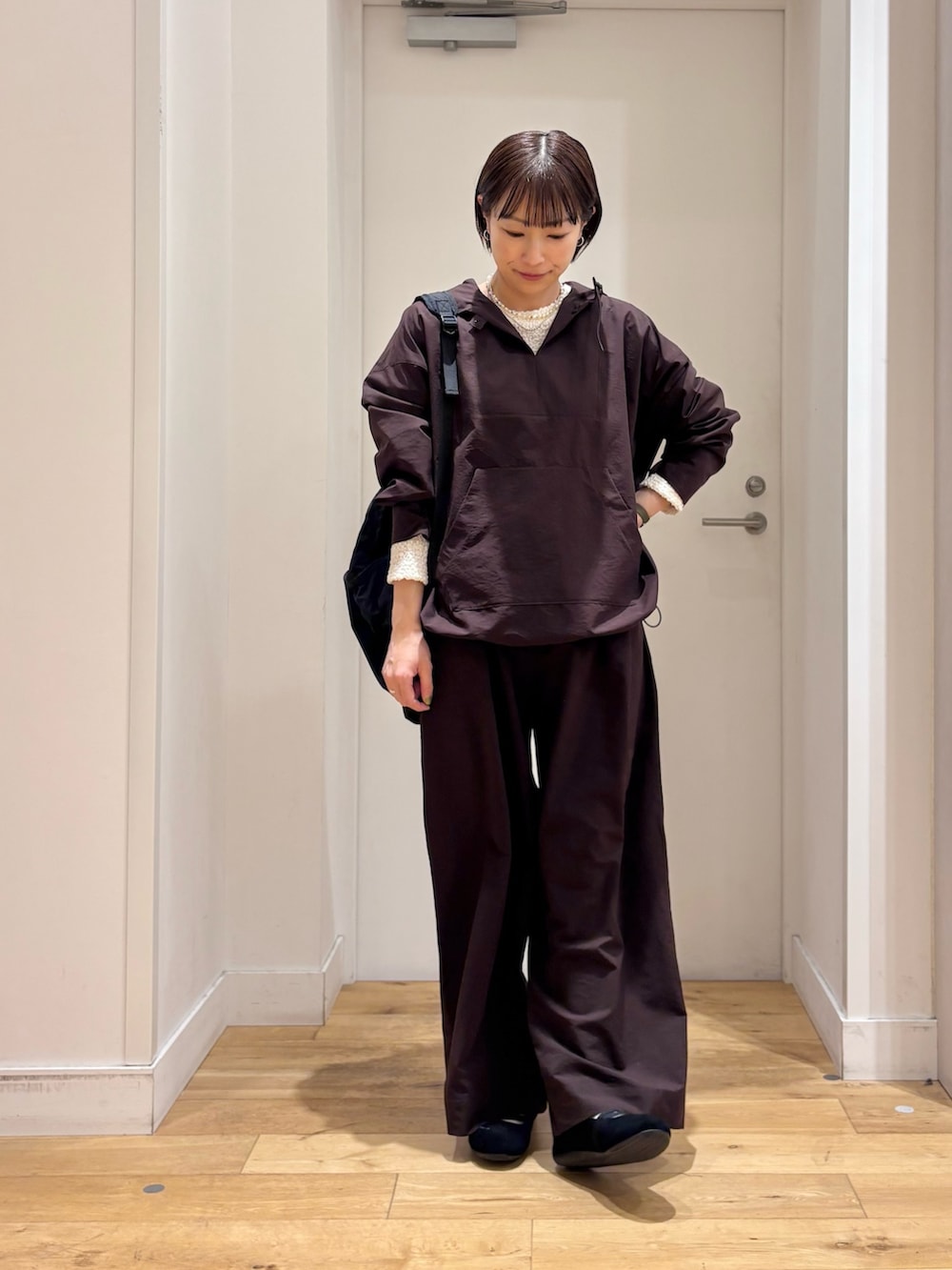 ブラウン系のその他パンツ、ブラウン系のその他アウター、ホワイト系のTシャツ/カットソーを着用したレディースの春コーディネートの2枚目の写真