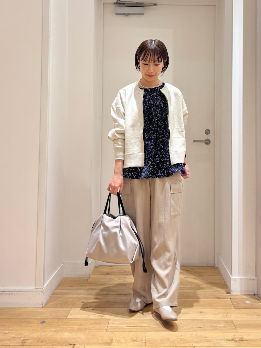 ホワイト系のカーディガン/ボレロ、ブルー系のシャツ/ブラウス、ベージュ系のその他パンツを着用したレディースの春コーディネートの3枚目の写真