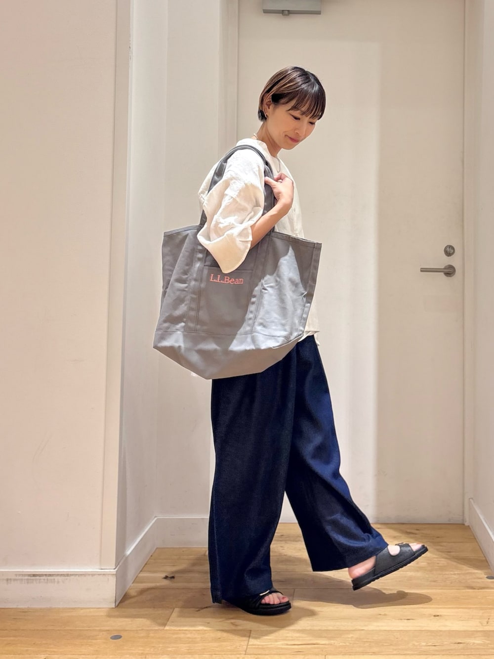 ホワイト系のシャツ/ブラウス、ホワイト系のタンクトップ、グレー系のトートバッグを着用したレディースの春コーディネートの5枚目の写真