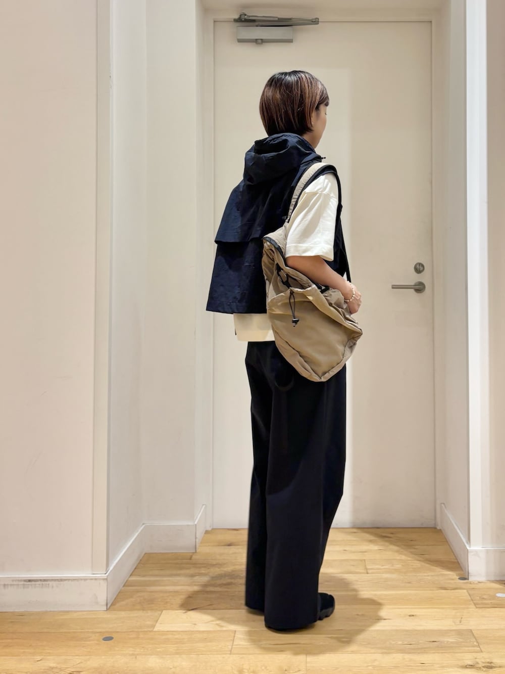 ブルー系のベスト、ホワイト系のTシャツ/カットソー、ブルー系のその他パンツを着用したレディースの夏コーディネートの4枚目の写真