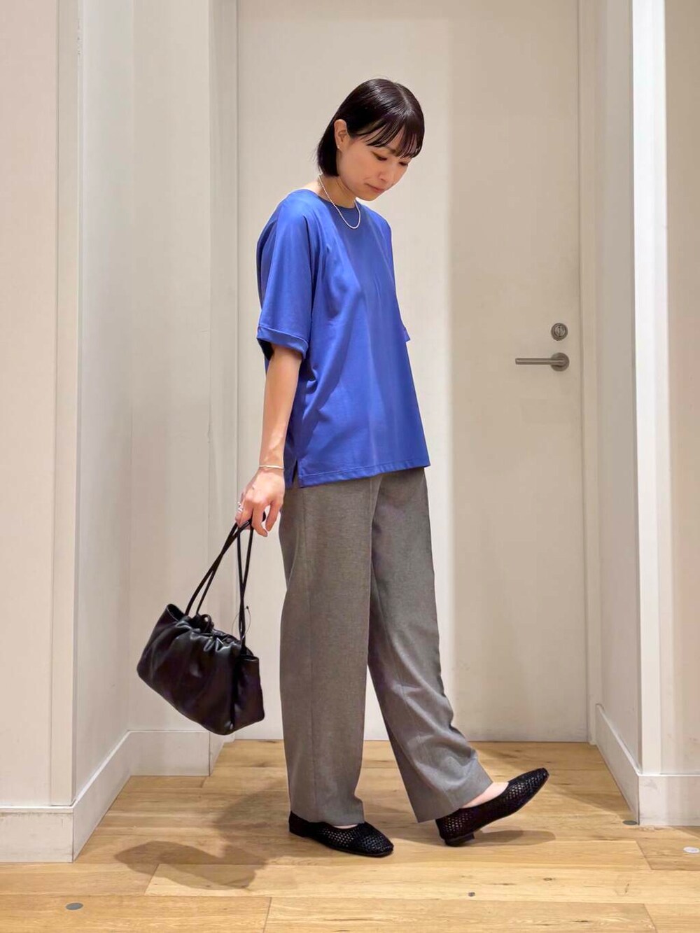 グレー系のその他パンツ、ブラック系のショルダーバッグを着用したレディースの夏コーディネートの4枚目の写真