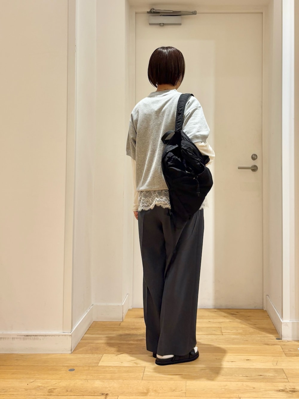 グレー系のスウェット、グレー系のその他パンツ、ブラック系のサンダルを着用したレディースの春コーディネートの6枚目の写真