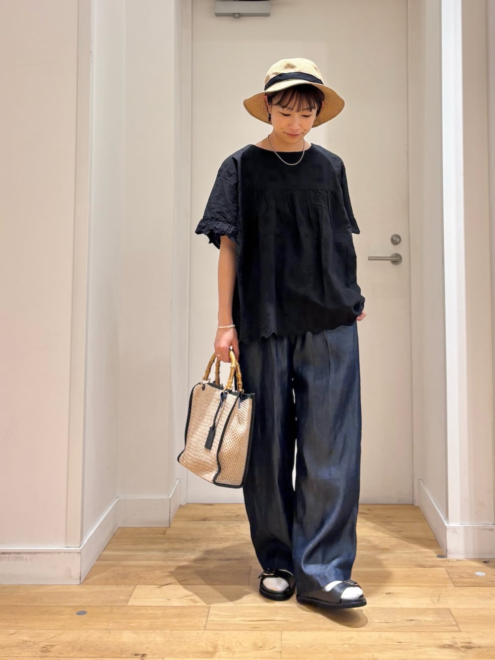 ブラック系のシャツ/ブラウス、ブルー系のデニムパンツ、ブラック系のショルダーバッグを着用したレディースの夏コーディネートの4枚目の写真
