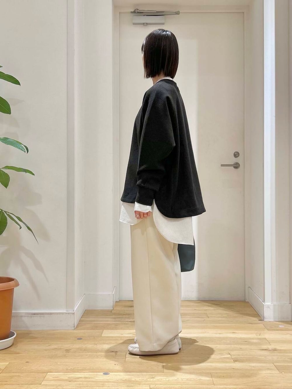 ブルー系のショルダーバッグ、その他のシャツ/ブラウス、ホワイト系のその他パンツを着用したレディースの冬コーディネートの5枚目の写真