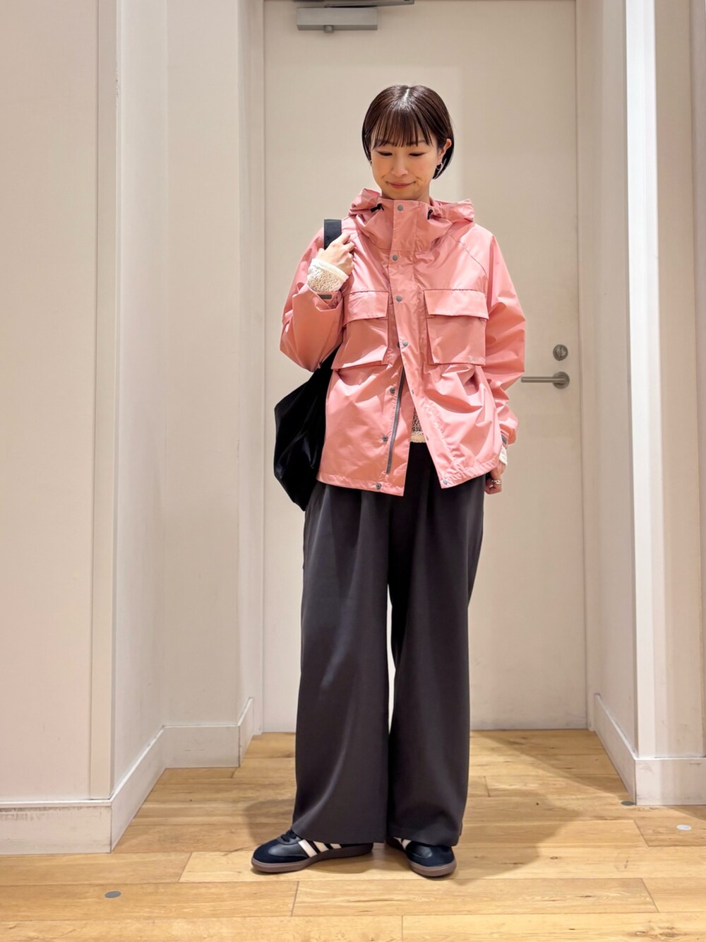 ピンク系のナイロンジャケット、ホワイト系のTシャツ/カットソー、グレー系のその他パンツを着用したレディースの春コーディネートの4枚目の写真