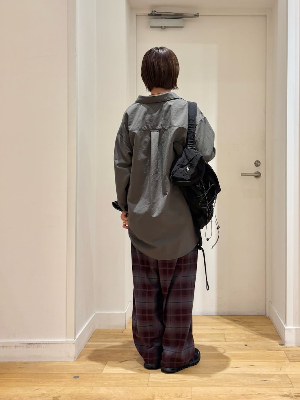 ブラック系のバックパック/リュック、グレー系のシャツ/ブラウス、パープル系のその他パンツを着用したレディースの秋コーディネートの6枚目の写真