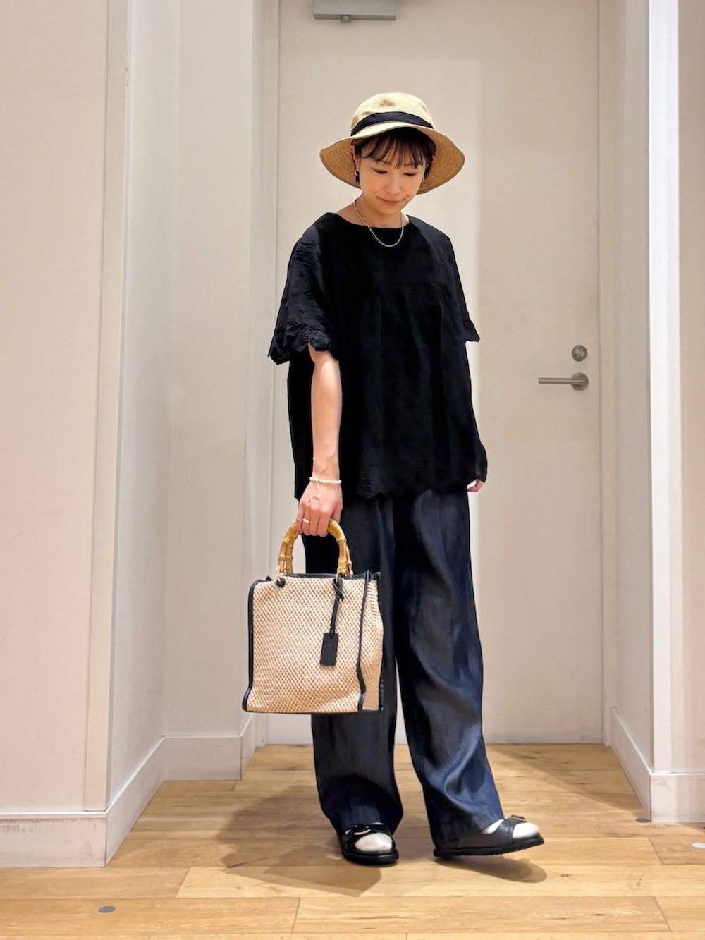 ブラック系のシャツ/ブラウス、ブルー系のデニムパンツ、ブラック系のショルダーバッグを着用したレディースの夏コーディネートの5枚目の写真