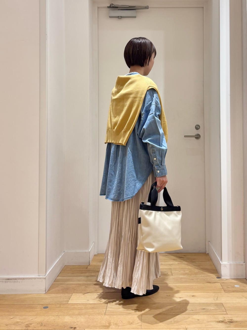 ブルー系のシャツ/ブラウス、ホワイト系のスカート、ブラック系のその他シューズを着用したレディースの冬コーディネートの5枚目の写真