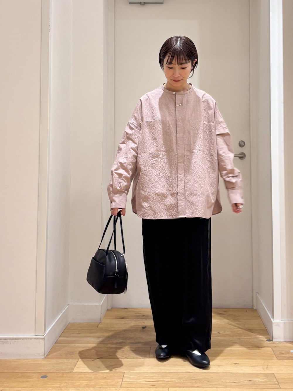 ピンク系のシャツ/ブラウス、ブラック系のその他パンツ、ブラック系のボストンバッグを着用したレディースの冬コーディネートの3枚目の写真