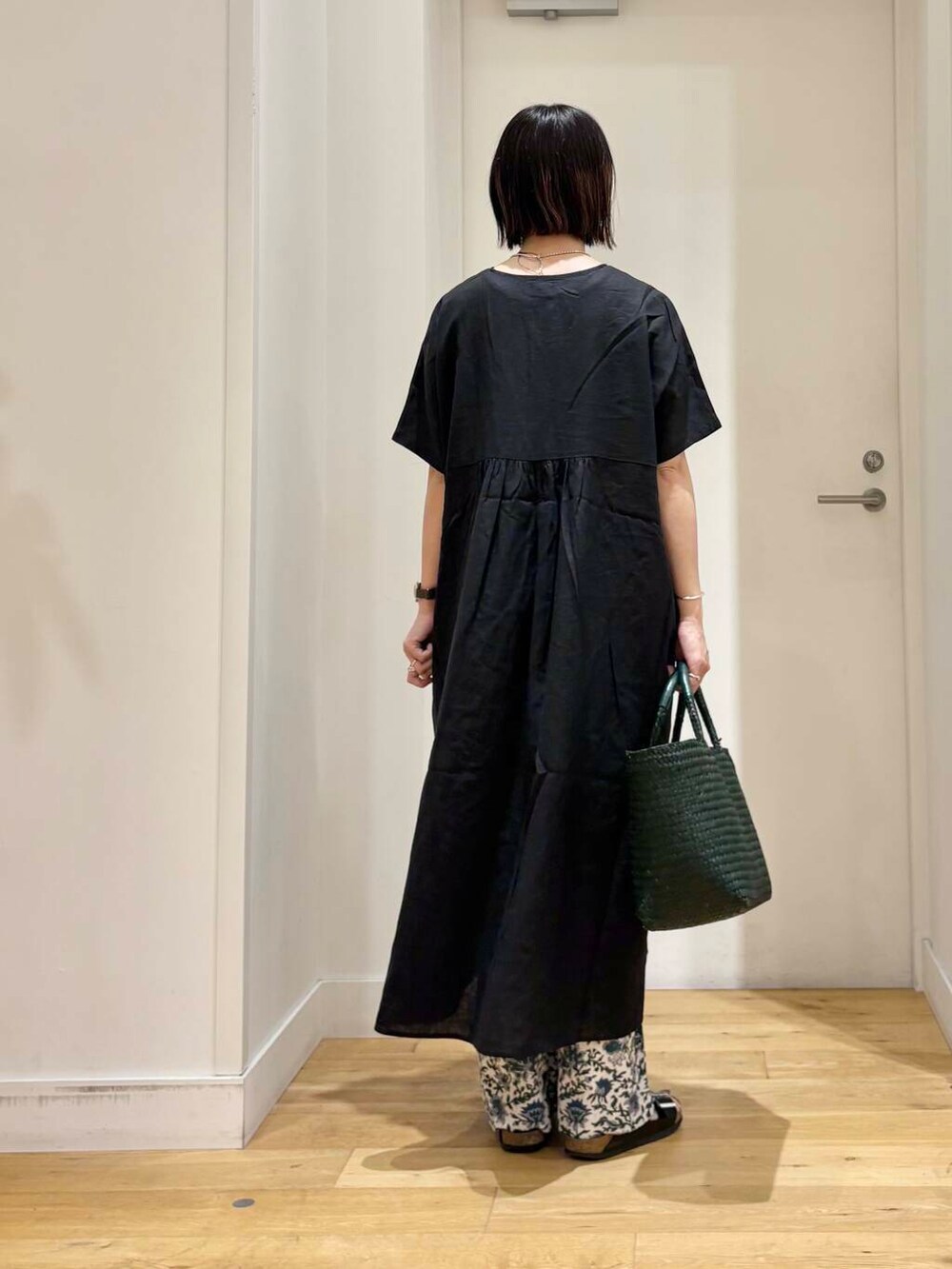 グリーン系のトートバッグ、ブルー系のその他パンツ、ブラック系のワンピースを着用したレディースの夏コーディネートの6枚目の写真