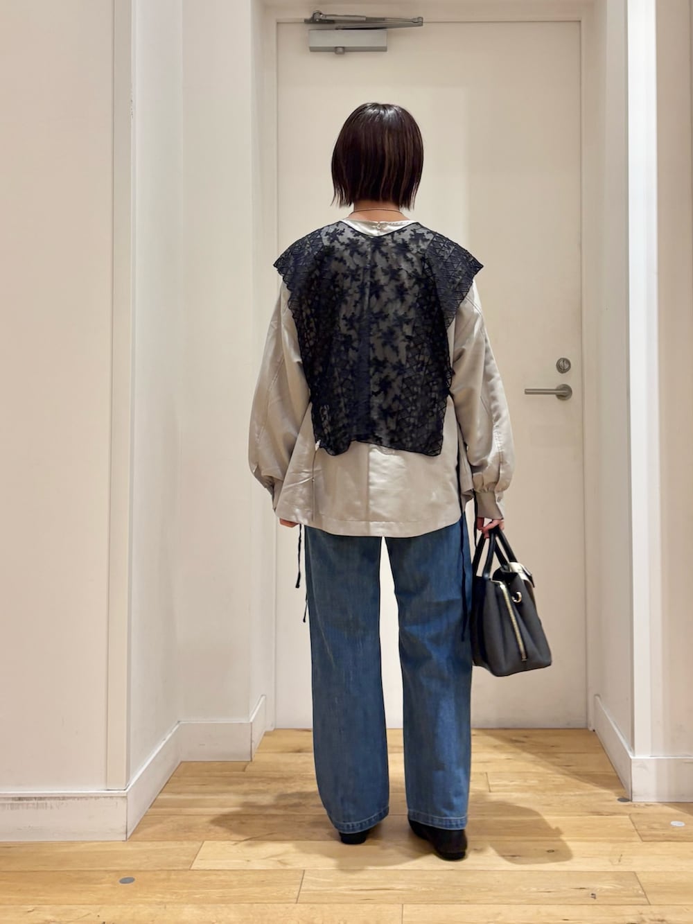 グレー系のシャツ/ブラウス、ブルー系のその他パンツ、ブラック系のローファーを着用したレディースの冬コーディネートの6枚目の写真