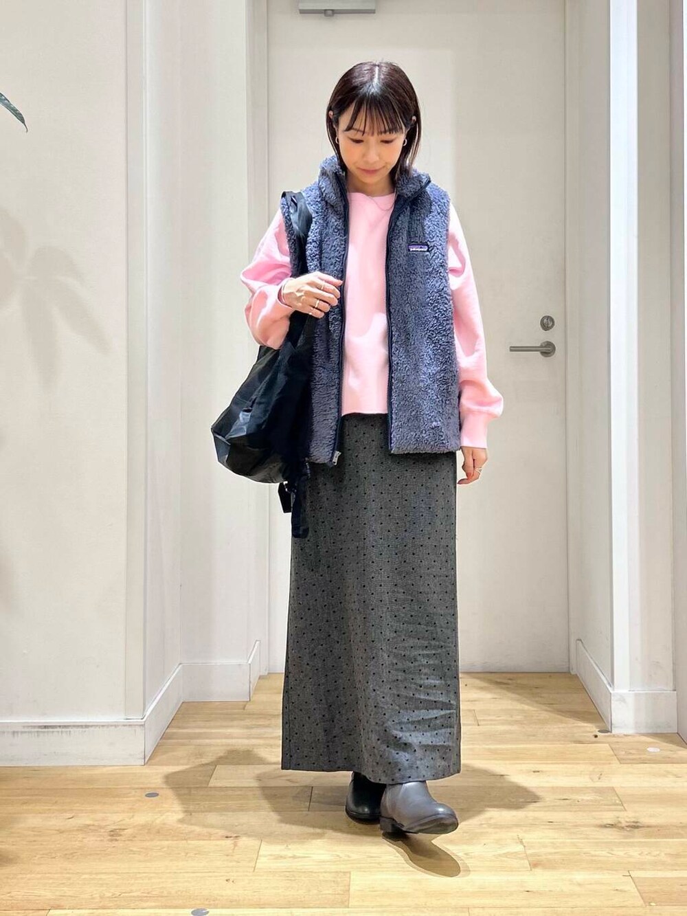 ピンク系のTシャツ/カットソー、グレー系のブーツ、グレー系のスカートを着用したレディースの秋コーディネートの3枚目の写真