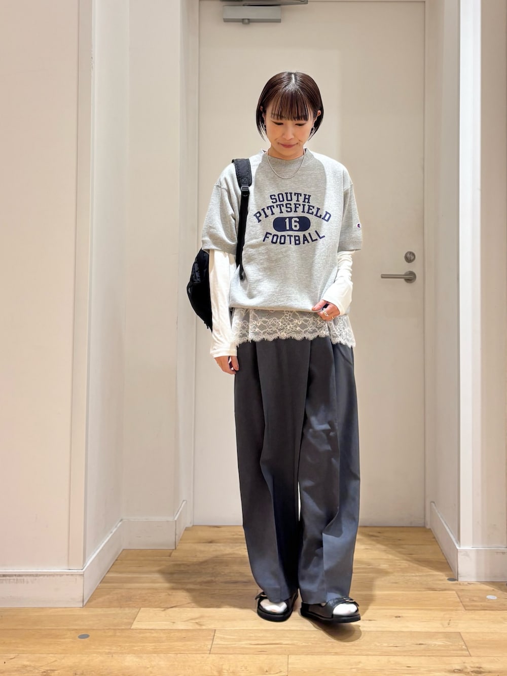 グレー系のスウェット、グレー系のその他パンツ、ブラック系のサンダルを着用したレディースの春コーディネートの2枚目の写真