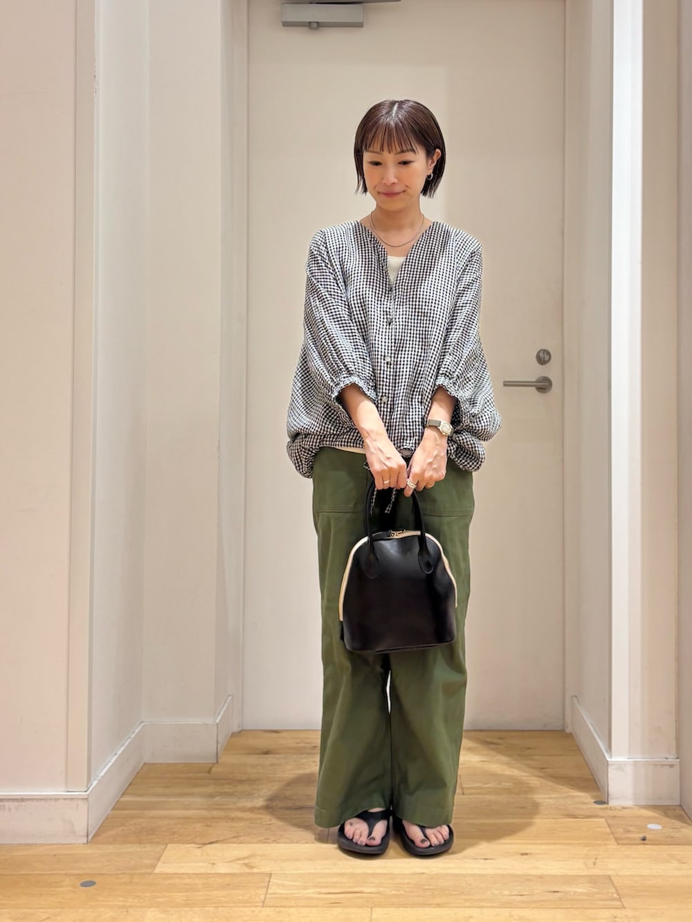 その他のシャツ/ブラウス、グリーン系のその他パンツ、ブラック系のハンドバッグを着用したレディースの夏コーディネートの4枚目の写真