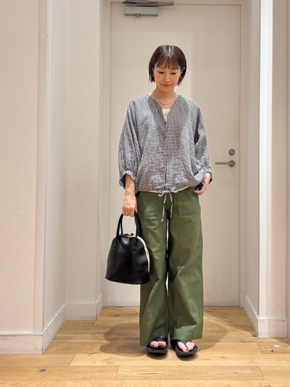 その他のシャツ/ブラウス、グリーン系のその他パンツ、ブラック系のハンドバッグを着用したレディースの夏コーディネートの5枚目の写真