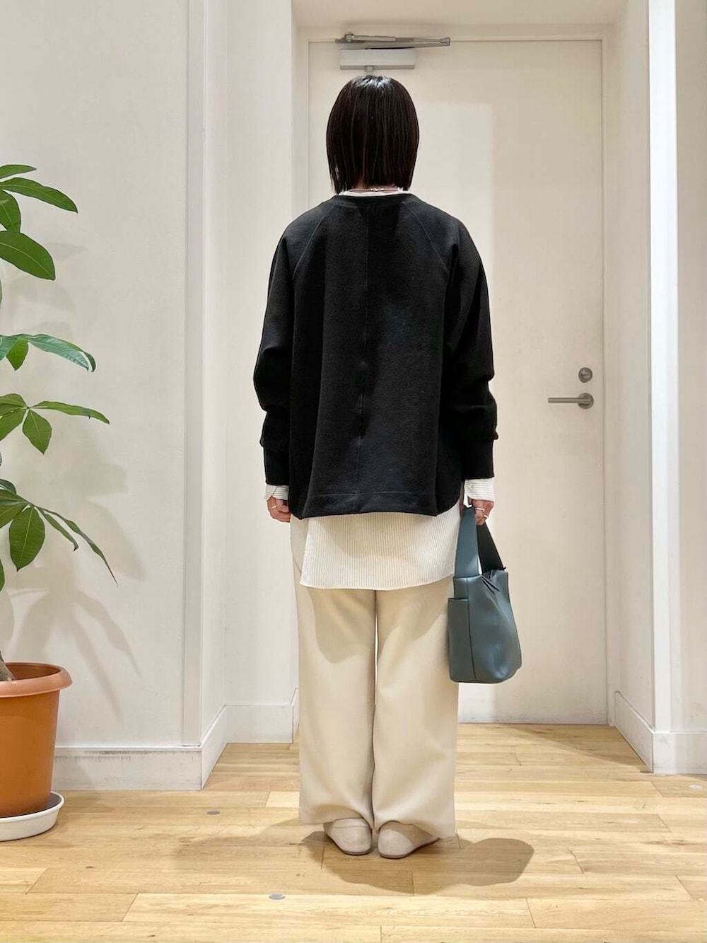 ブルー系のショルダーバッグ、その他のシャツ/ブラウス、ホワイト系のその他パンツを着用したレディースの冬コーディネートの6枚目の写真