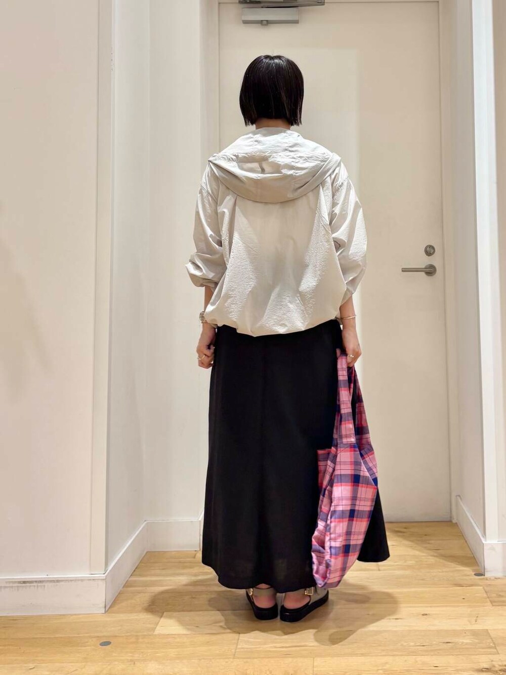 グレー系のマウンテンパーカー、グレー系のサンダル、ホワイト系のTシャツ/カットソーを着用したレディースの夏コーディネートの5枚目の写真