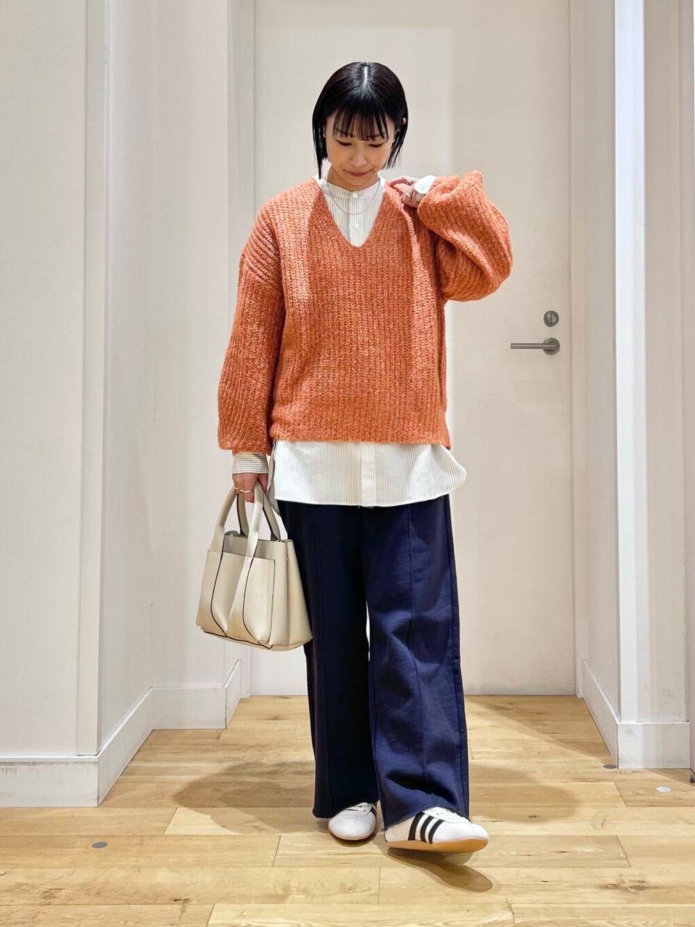 その他のシャツ/ブラウス、オレンジ系のニット/セーター、ブラック系のその他パンツを着用したレディースの冬コーディネートの4枚目の写真