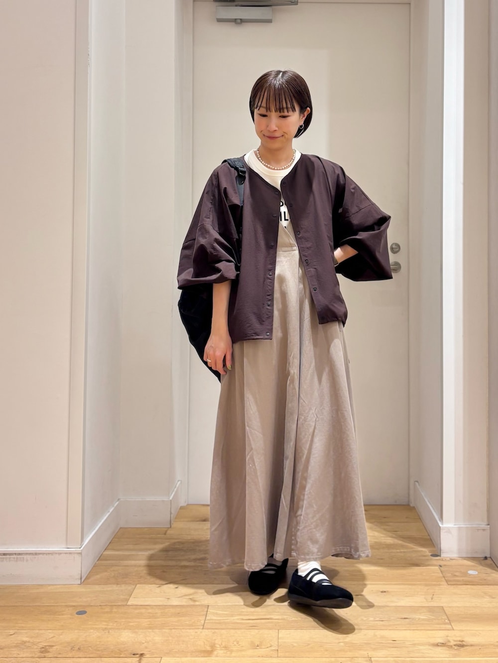 その他のTシャツ/カットソー、ブラウン系のカーディガン/ボレロ、ベージュ系のワンピースを着用したレディースの春コーディネートの2枚目の写真