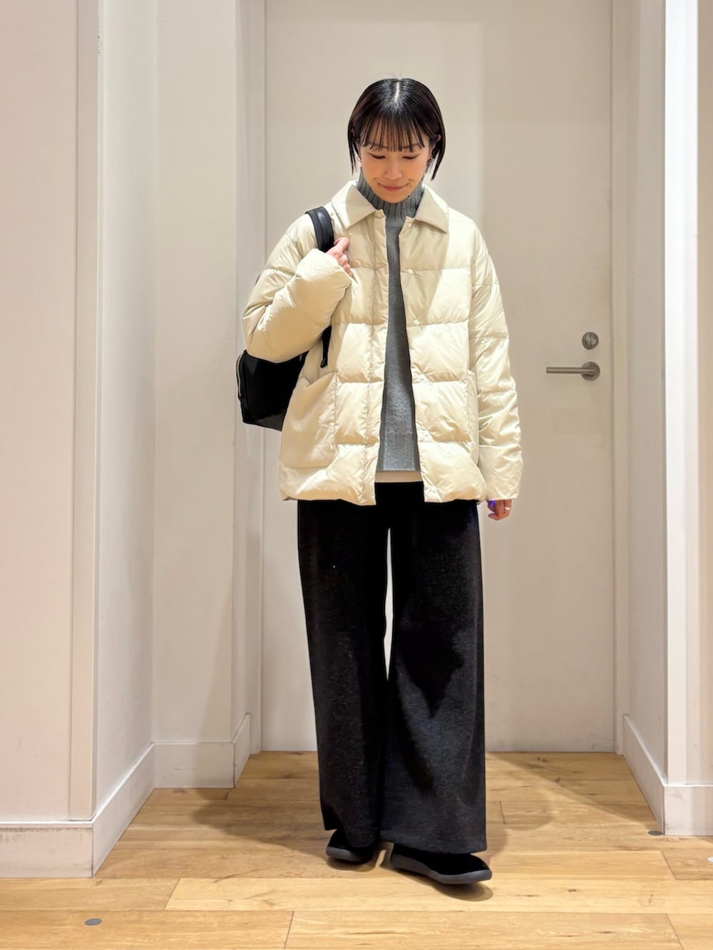 ホワイト系のダウンジャケット/コート、グレー系のその他パンツ、ブラック系のその他シューズを着用したレディースの冬コーディネートの3枚目の写真