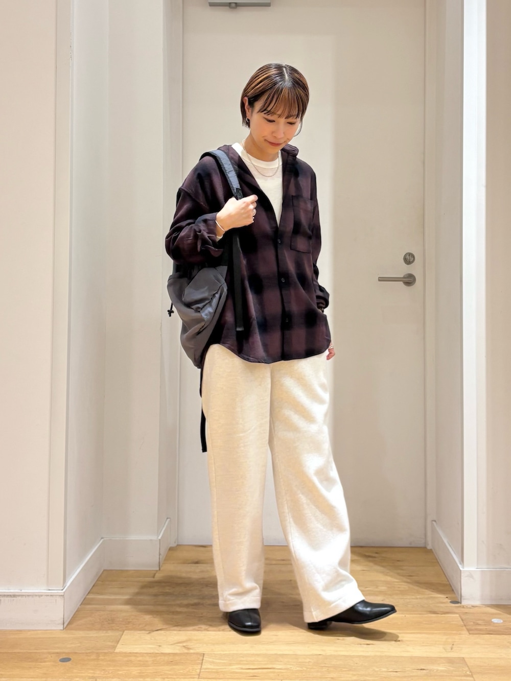 ベージュ系のその他パンツ、ブラック系のブーツ、ブラウン系のシャツ/ブラウスを着用したレディースの秋コーディネートの3枚目の写真