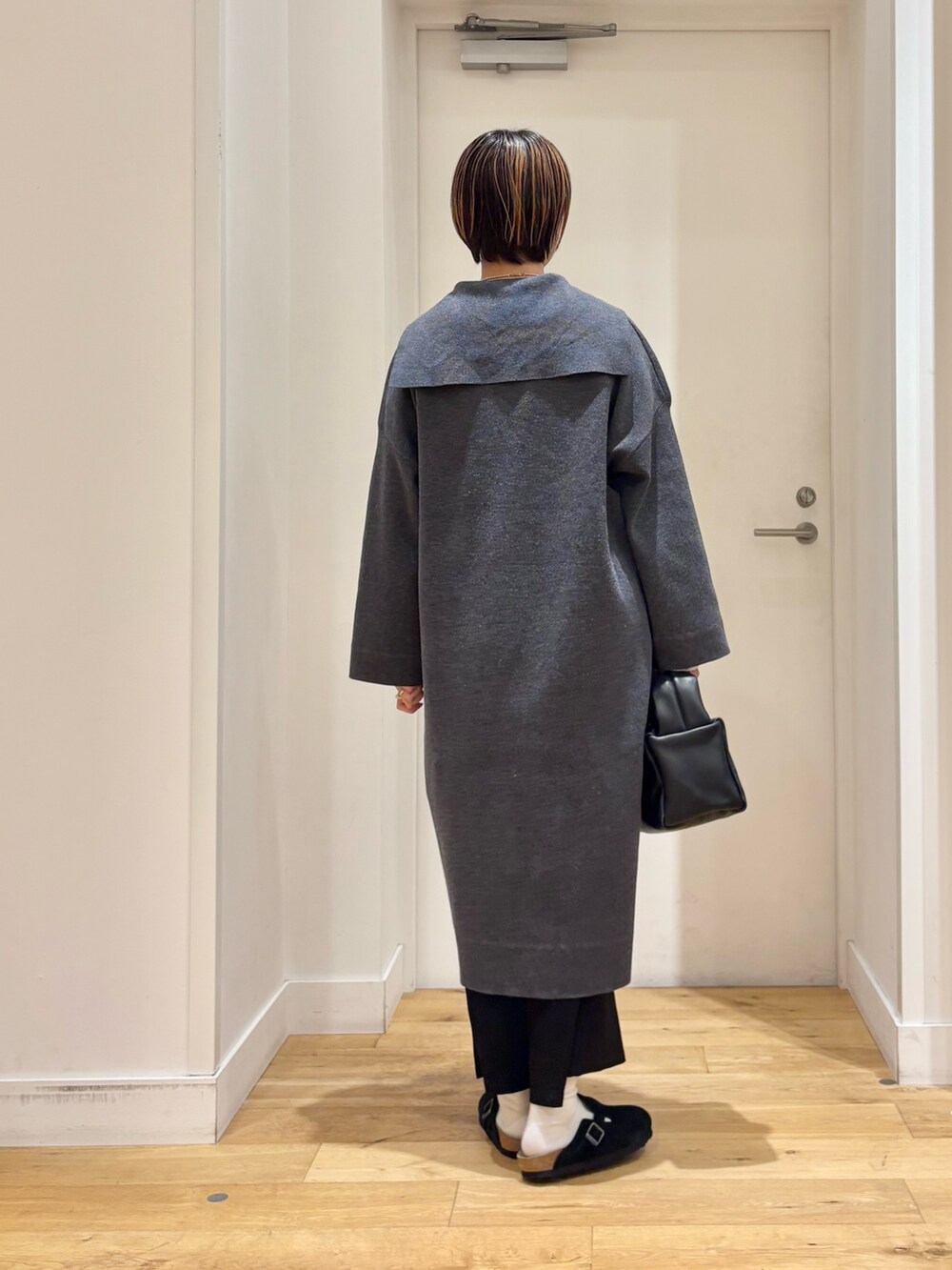 グレー系のワンピース、ホワイト系のシャツ/ブラウス、ブラック系のその他パンツを着用したレディースの秋コーディネートの7枚目の写真