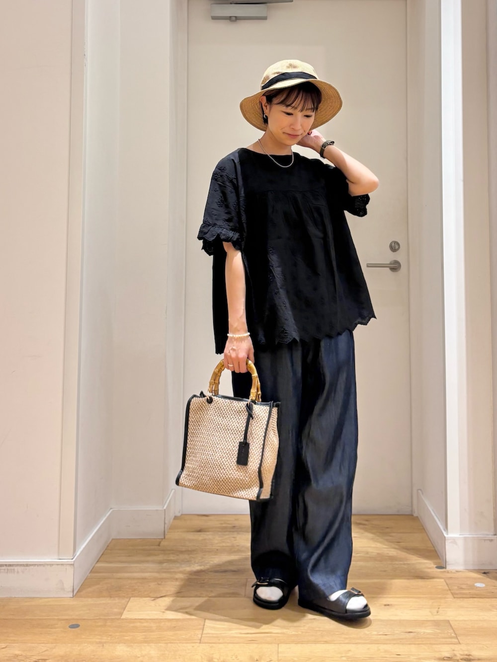 ブラック系のシャツ/ブラウス、ブルー系のデニムパンツ、ブラック系のショルダーバッグを着用したレディースの夏コーディネートの3枚目の写真