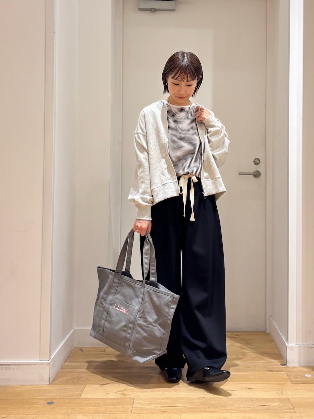 ホワイト系のTシャツ/カットソー、グレー系のカーディガン/ボレロ、ブラック系のその他パンツを着用したレディースの秋コーディネートの4枚目の写真