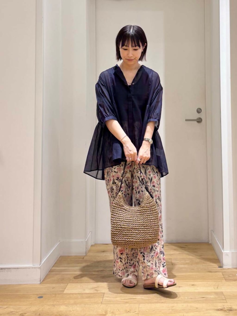 「シンプル、大人カジュアル、カジュアル、urbanresearchdoors、イージーパンツ、ママコーデ、きれいめカジュアル、カジュアルコーデ、ブラウス、フラワープリント、低身長、アーバンリサーチドアーズ、doors、ドアーズ、骨格ウェーブ」|「RODE SKOのプチワンハンドルペーパートートバッグ(トートバッグ、イエロー系)」を使った、imari さん(レディース・156cm)の夏コーディネートの3枚目の写真