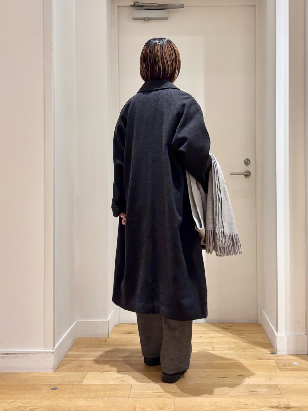 ブルー系のニット/セーター、グレー系のその他パンツ、ホワイト系のTシャツ/カットソーを着用したレディースの冬コーディネートの4枚目の写真