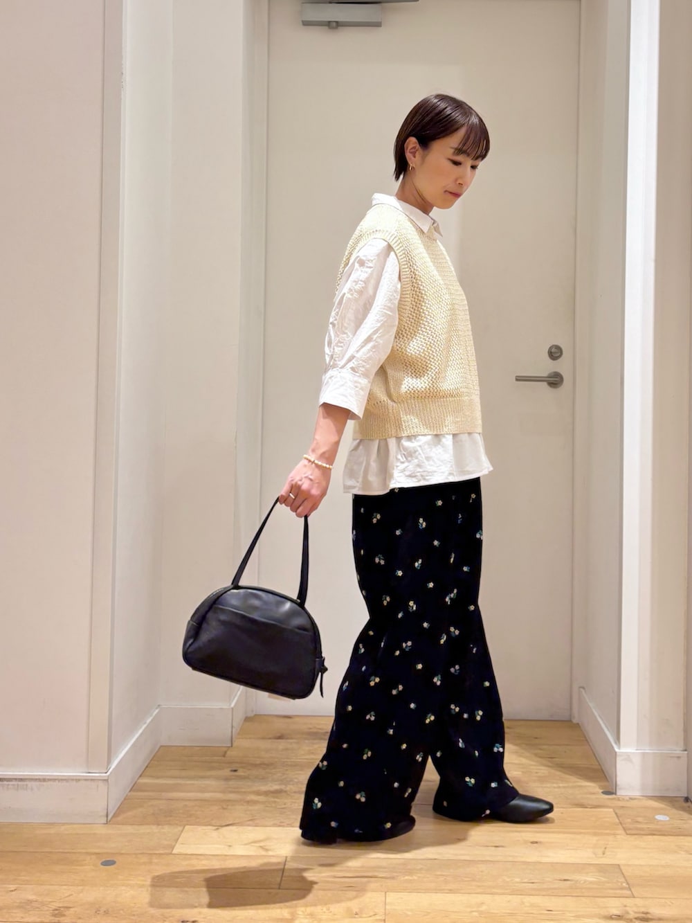 ホワイト系のシャツ/ブラウス、ホワイト系のベスト、ブルー系のその他パンツを着用したレディースの春コーディネートの3枚目の写真