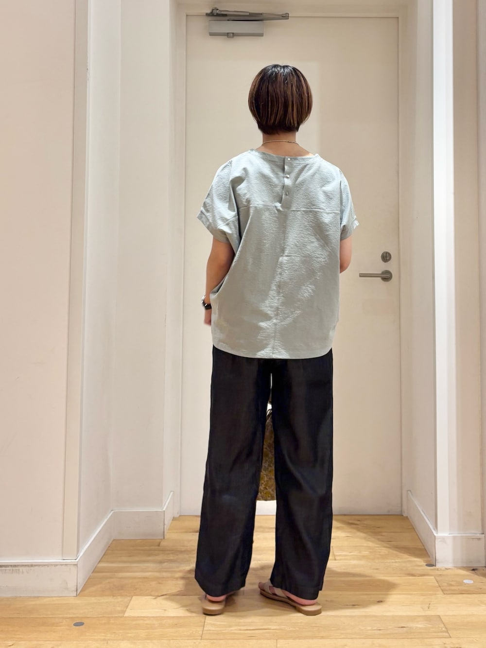 グリーン系のTシャツ/カットソー、ブラック系のデニムパンツ、イエロー系のトートバッグを着用したレディースの夏コーディネートの5枚目の写真