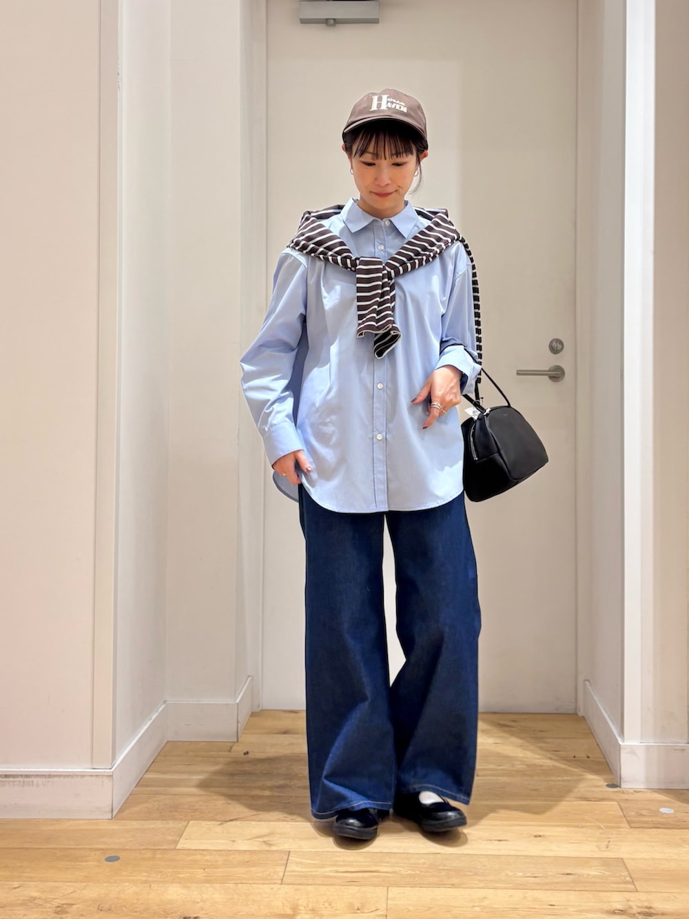 ブルー系のシャツ/ブラウス、ブルー系のTシャツ/カットソー、ブルー系のデニムパンツを着用したレディースの春コーディネートの4枚目の写真