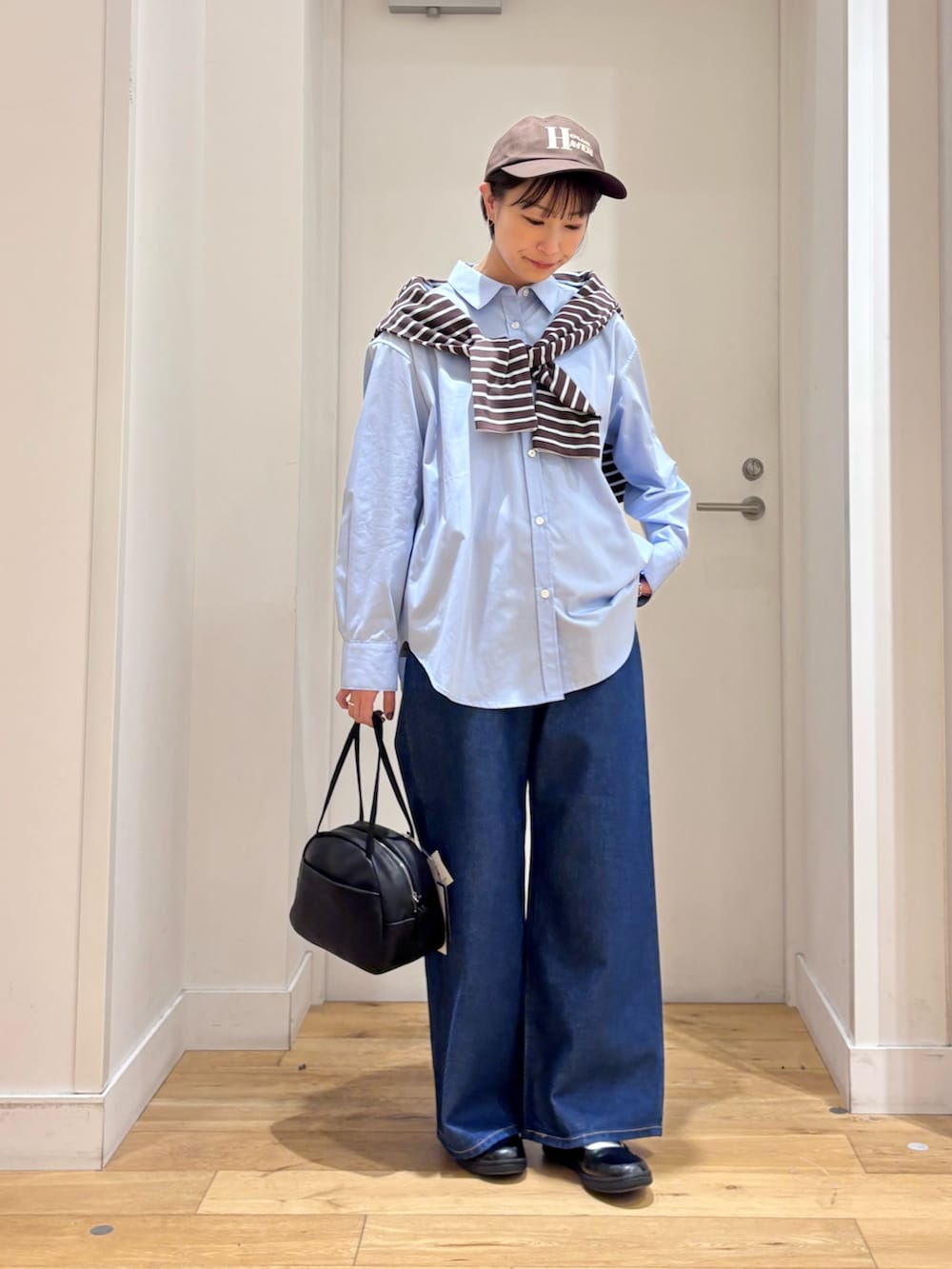 ブルー系のシャツ/ブラウス、ブルー系のTシャツ/カットソー、ブルー系のデニムパンツを着用したレディースの春コーディネートの3枚目の写真