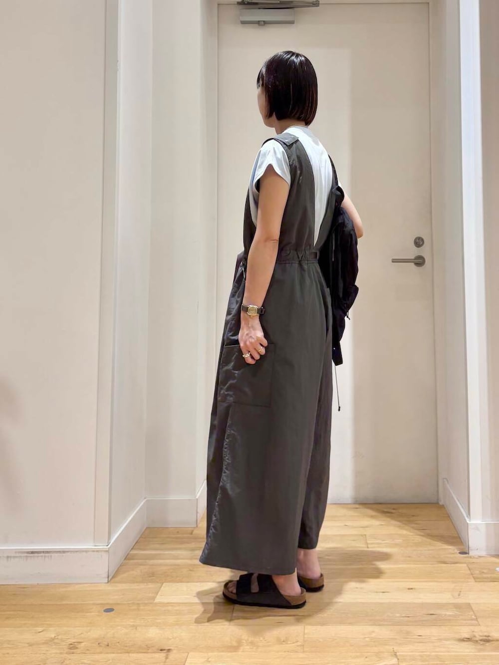 グレー系のサロペット/オーバーオール、ブラック系のバックパック/リュック、ブルー系のTシャツ/カットソーを着用したレディースの夏コーディネートの5枚目の写真