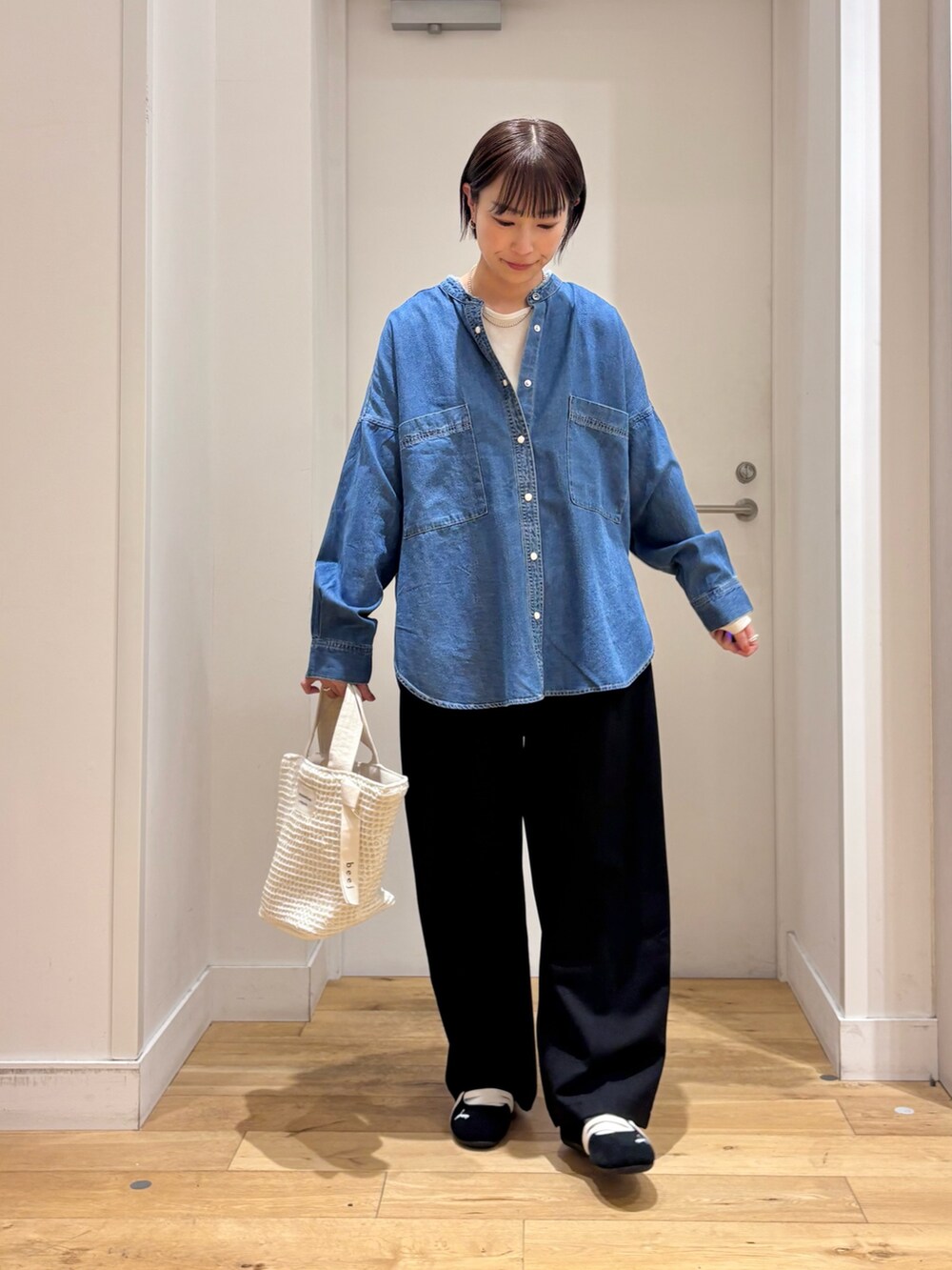 ブラック系のその他パンツ、ブルー系のシャツ/ブラウス、ベージュ系のその他アウターを着用したレディースの春コーディネートの7枚目の写真
