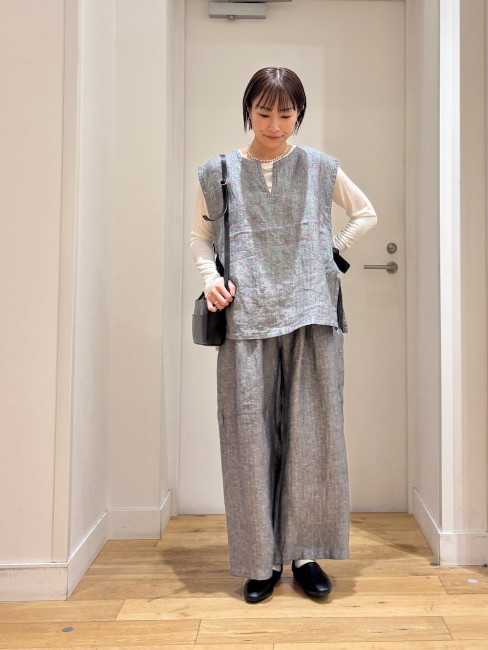 ホワイト系のTシャツ/カットソー、グレー系のベスト、グレー系のその他パンツを着用したレディースの春コーディネートの3枚目の写真