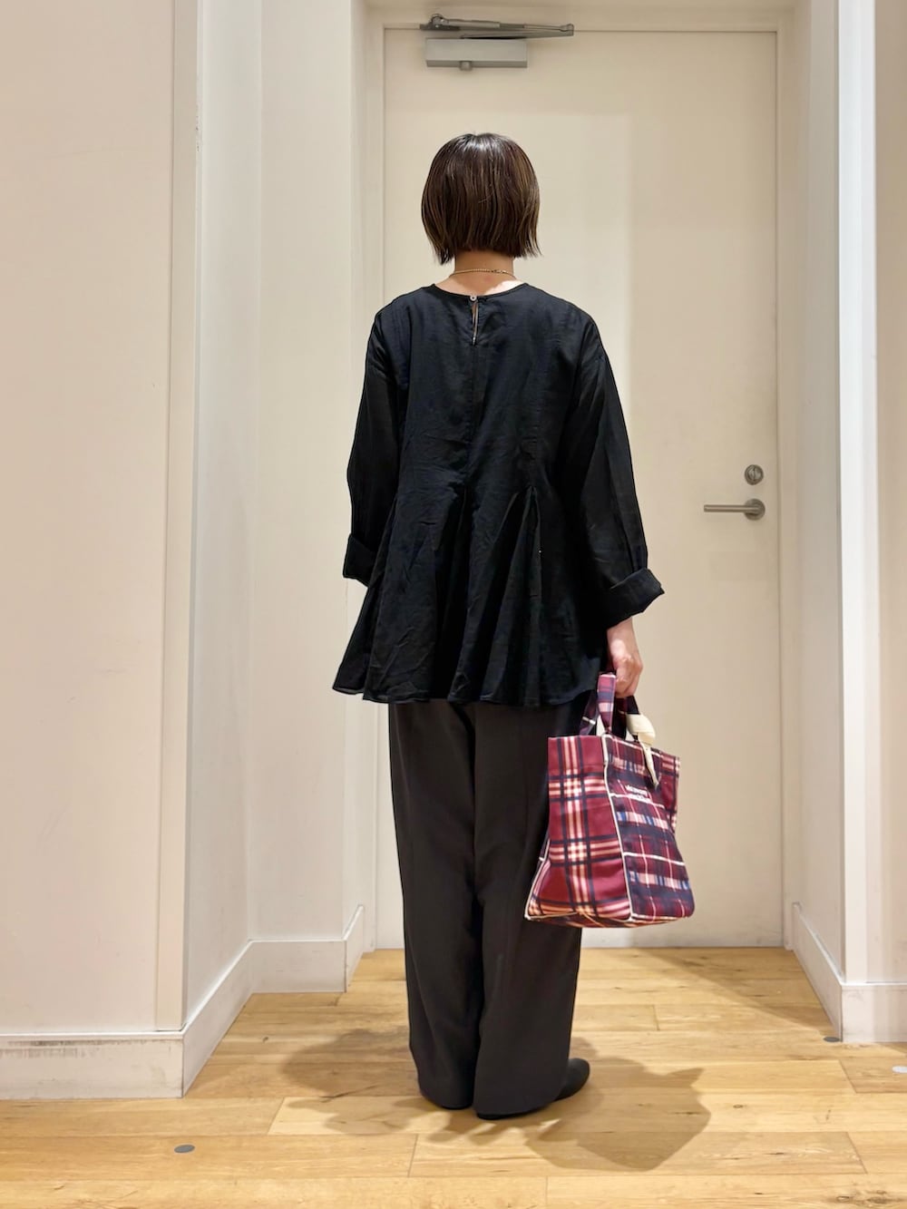 ブラック系のシャツ/ブラウス、グレー系のその他パンツ、ブラック系のパンプスを着用したレディースの秋コーディネートの6枚目の写真