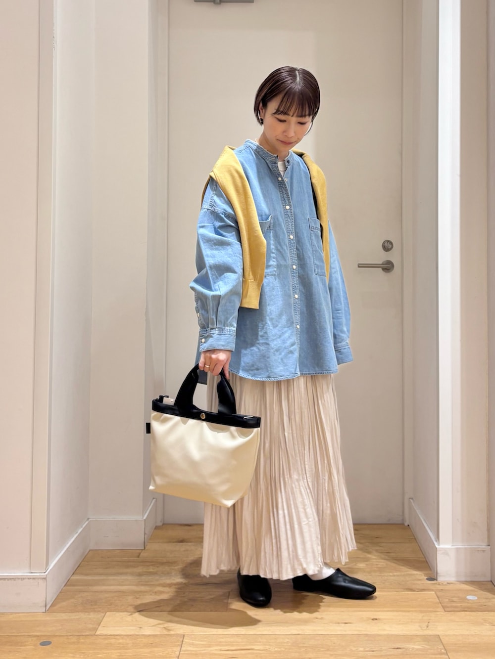 ブルー系のシャツ/ブラウス、ホワイト系のスカート、ブラック系のその他シューズを着用したレディースの冬コーディネートの4枚目の写真