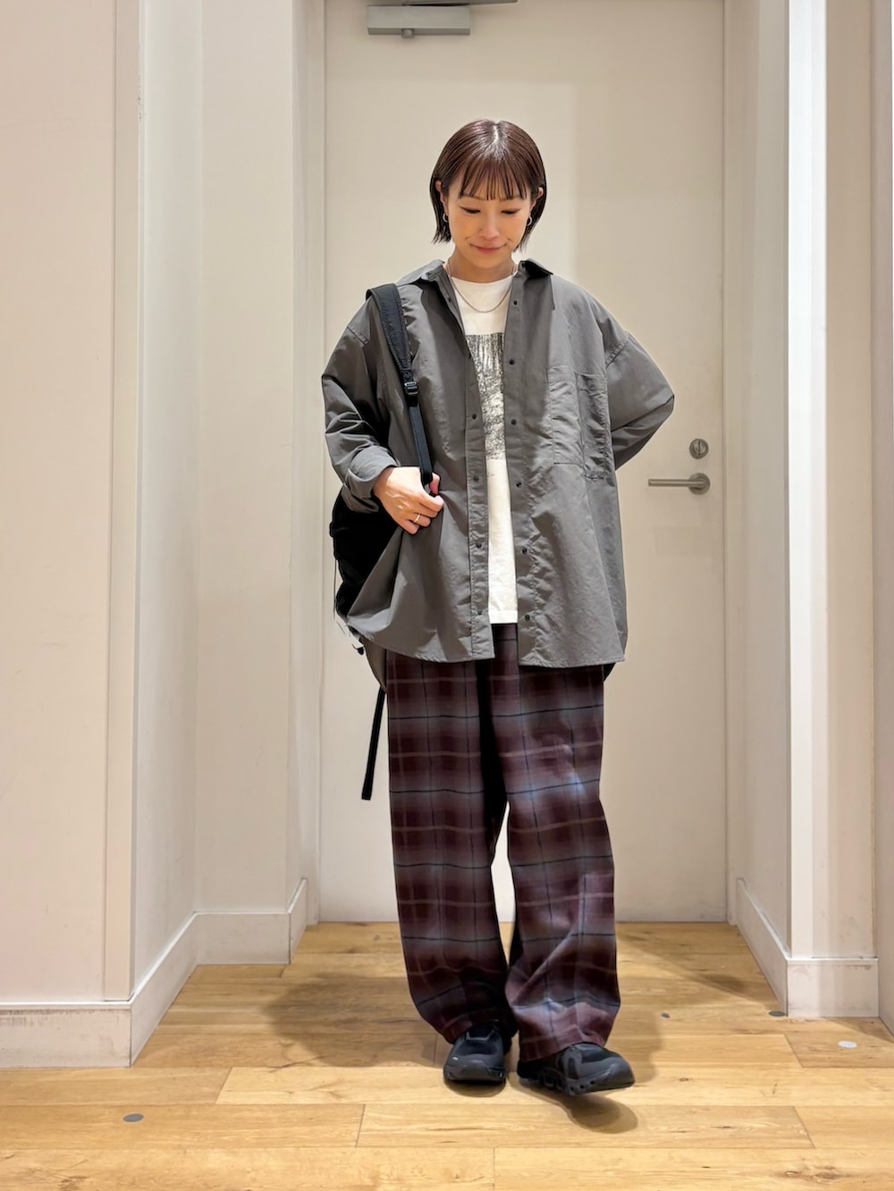 ブラック系のバックパック/リュック、グレー系のシャツ/ブラウス、パープル系のその他パンツを着用したレディースの秋コーディネートの4枚目の写真