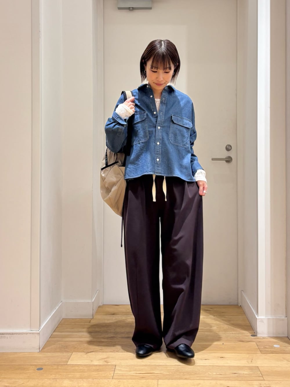 ブルー系のシャツ/ブラウス、ブラウン系のその他パンツ、ベージュ系のバックパック/リュックを着用したレディースの冬コーディネートの3枚目の写真