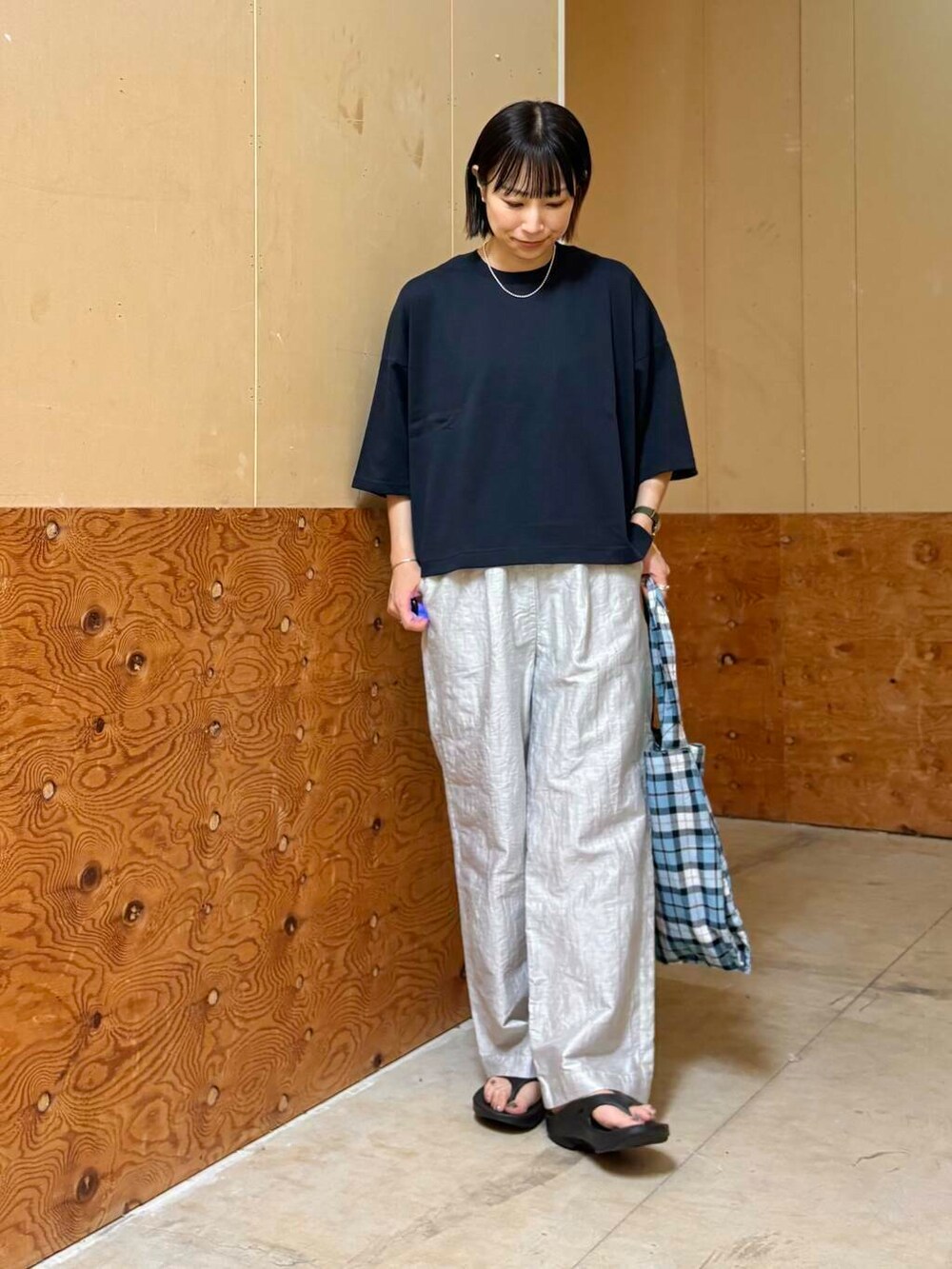 ブラック系のサンダル、ホワイト系のその他パンツ、ブルー系のTシャツ/カットソーを着用したレディースの夏コーディネートの2枚目の写真