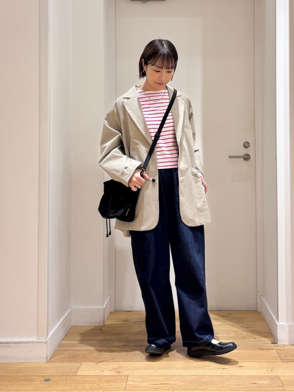 ベージュ系のその他アウター、ピンク系のTシャツ/カットソー、ブルー系のデニムパンツを着用したレディースの冬コーディネートの3枚目の写真