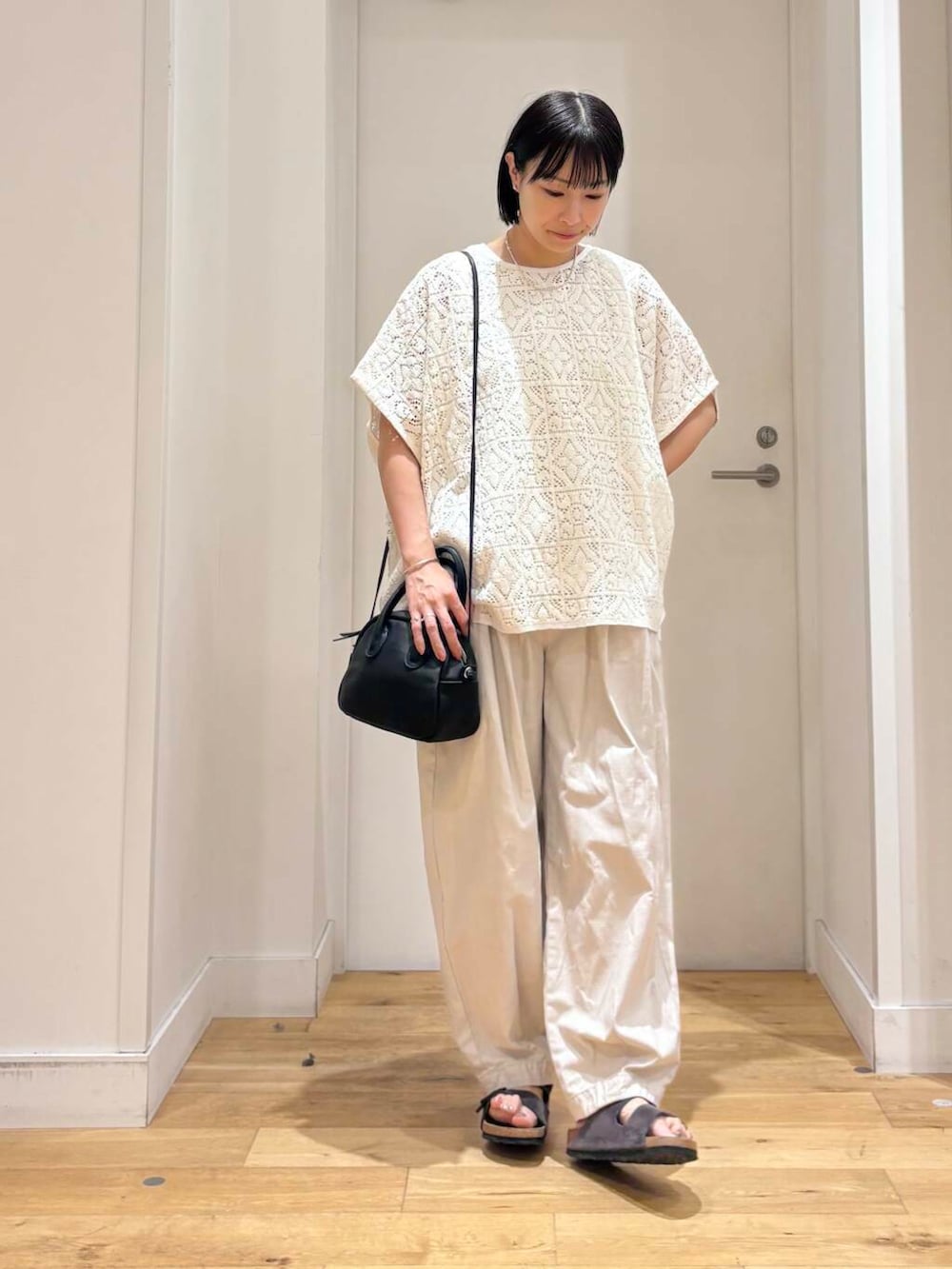 グレー系のその他パンツ、グレー系のサンダル、ホワイト系のTシャツ/カットソーを着用したレディースの夏コーディネートの3枚目の写真