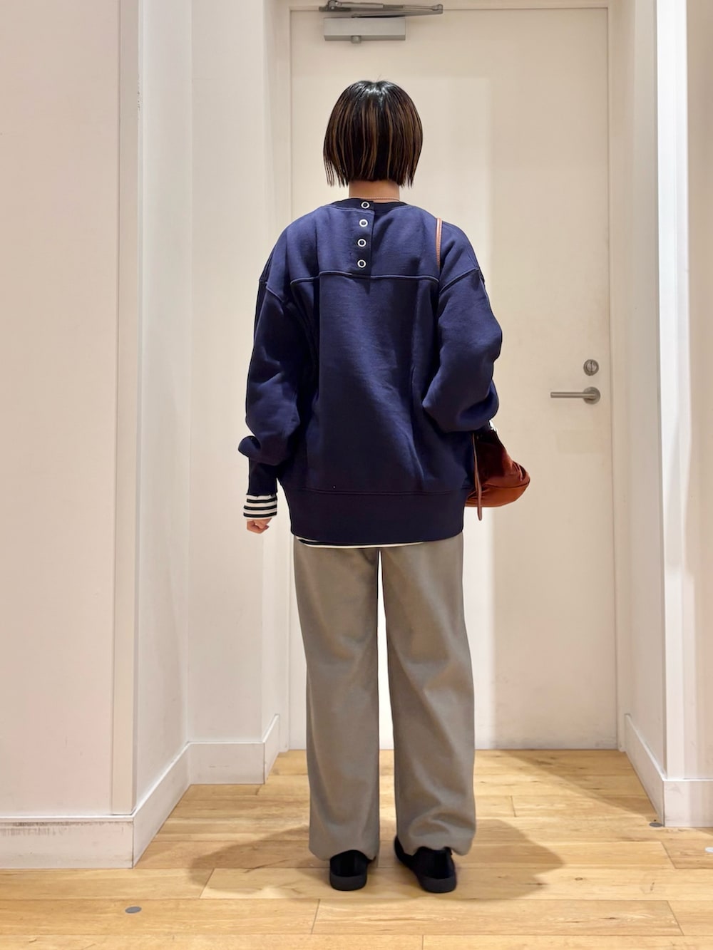 ブルー系のスウェット、グレー系のその他パンツ、ブラック系のその他シューズを着用したレディースの冬コーディネートの5枚目の写真