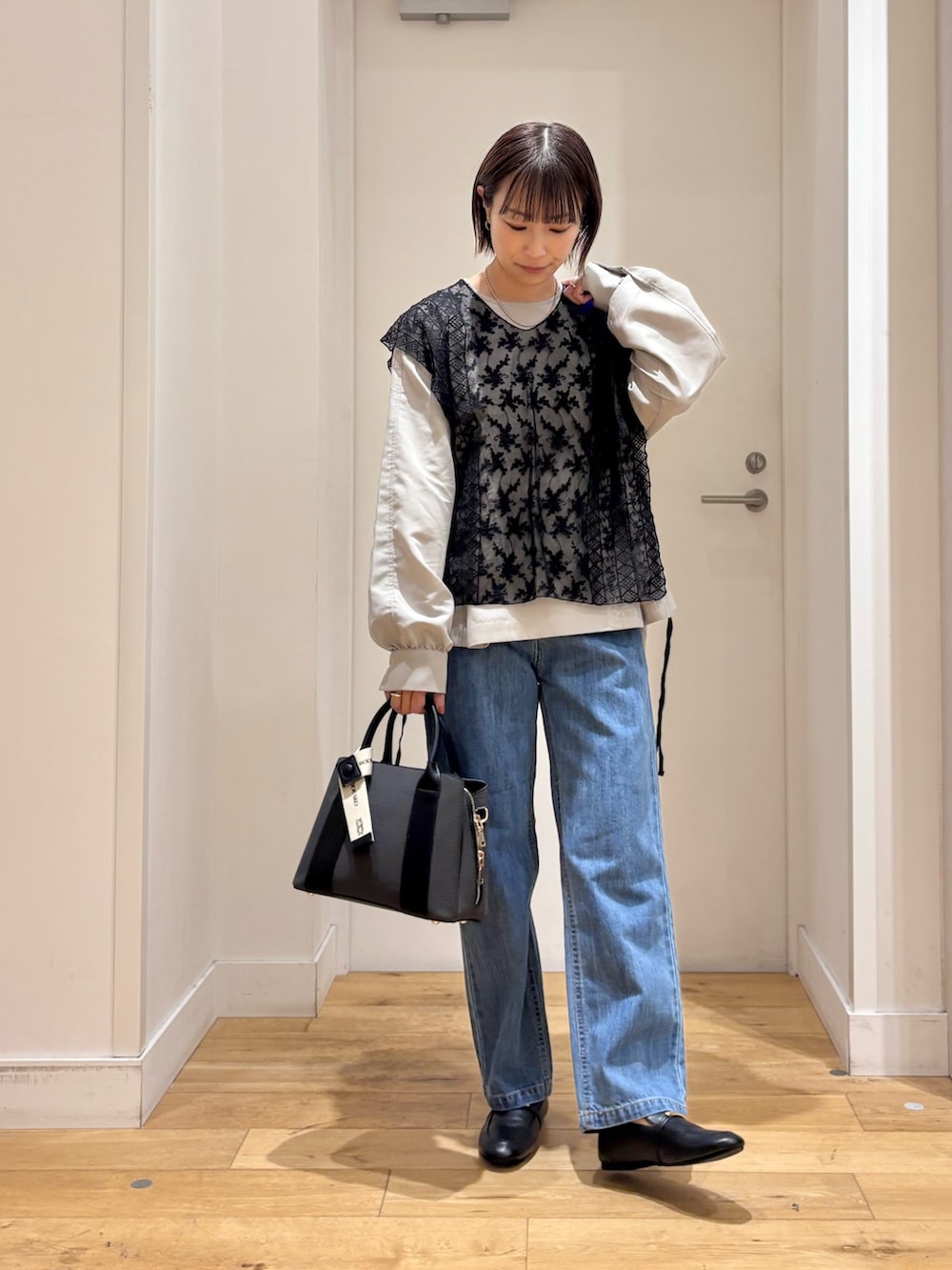 グレー系のシャツ/ブラウス、ブルー系のその他パンツ、ブラック系のローファーを着用したレディースの冬コーディネートの3枚目の写真