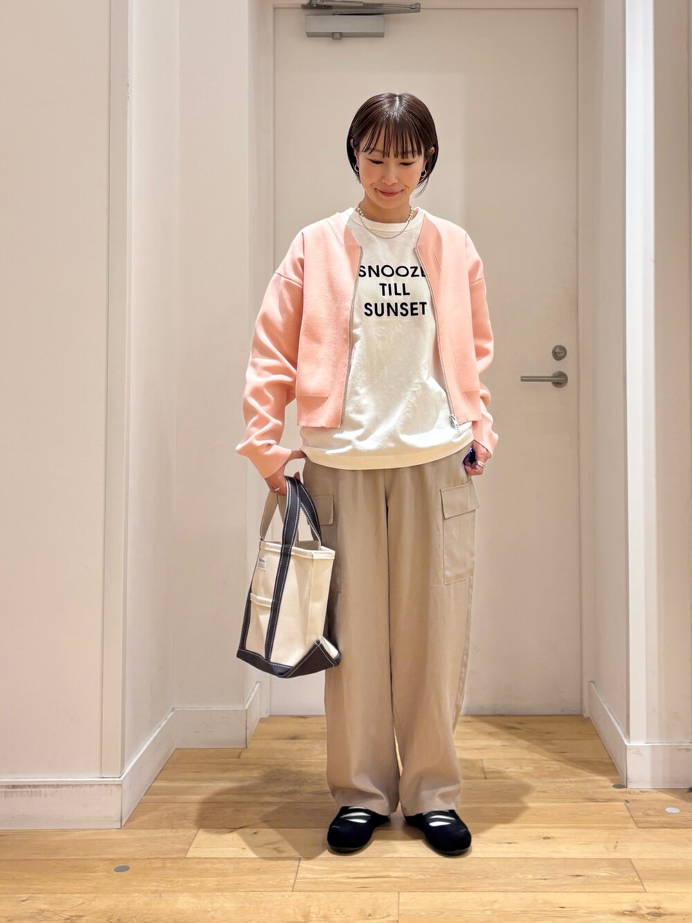ピンク系のカーディガン/ボレロ、その他のTシャツ/カットソー、ベージュ系のその他パンツを着用したレディースの春コーディネートの2枚目の写真