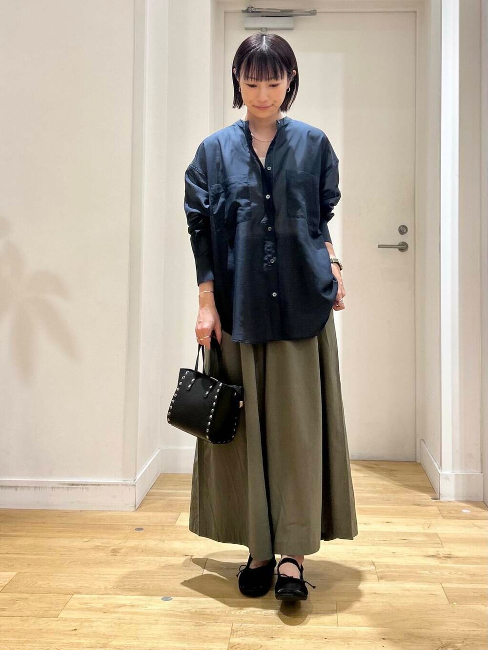 グリーン系のその他パンツ、ブラック系のショルダーバッグ、ブルー系のシャツ/ブラウスを着用したレディースの夏コーディネートの2枚目の写真