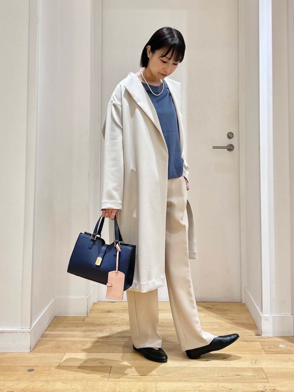 ブルー系のTシャツ/カットソー、ホワイト系のその他パンツ、ブラック系のパンプスを着用したレディースの冬コーディネートの3枚目の写真