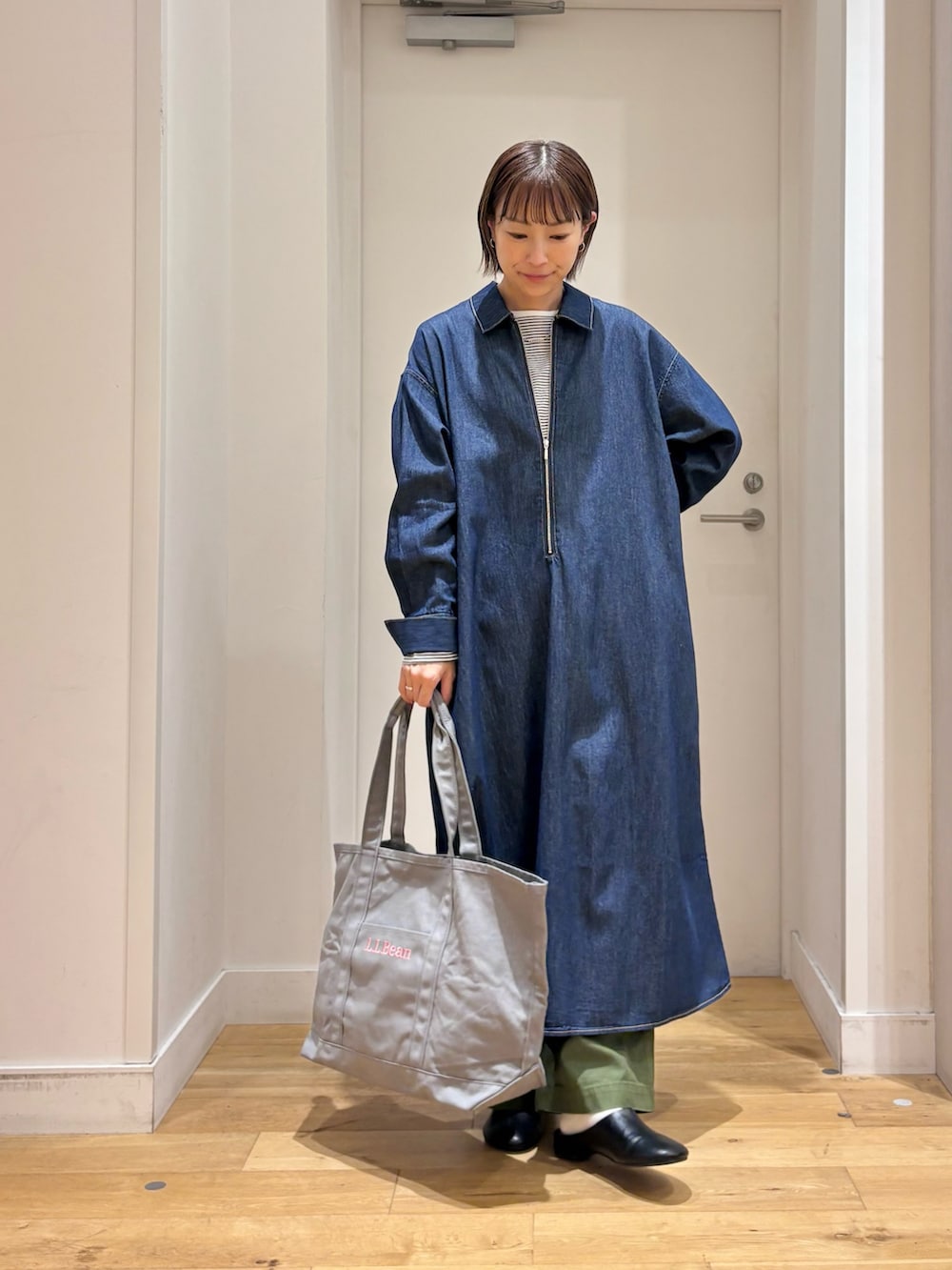 ブルー系のワンピース、ホワイト系のTシャツ/カットソー、グリーン系のその他パンツを着用したレディースの秋コーディネートの2枚目の写真